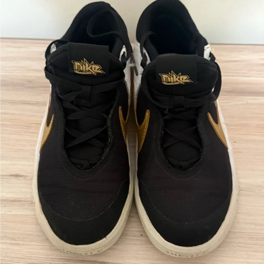 NIKE TEAM HUSTLE D 10 (GS)-CW6735-002 Black/Gold Youth Basketball Shoes Sz 4Y